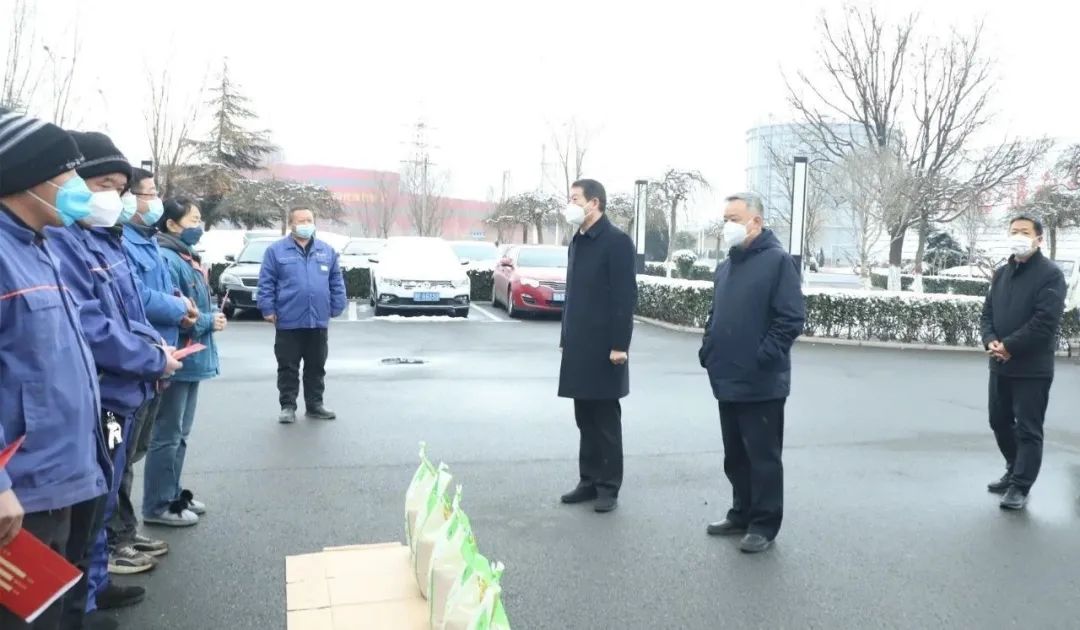 王宝玉书记到万搏（中国）看望慰问职工和劳模李静敏